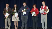 Robert Cotič (z leve), Neža Orel, Timotej Mrak in Ana Kavčič so prejeli priznanja za najboljše moške 
in ženske vloge, grgarska dramska skupina  pa se je poleg idrijske uvrstila na državno tekmovanje.