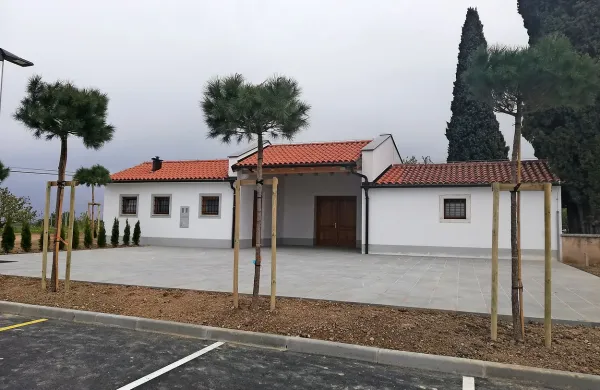 Novo parkirišče in obnovljena mrliška vežica, za katero so tudi 
novi grobni prostori.