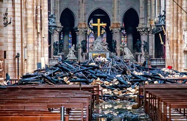 Jutro je razkrilo uničenje v katedrali Notre Dame.