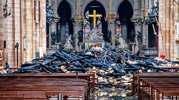 Jutro je razkrilo uničenje v katedrali Notre Dame.