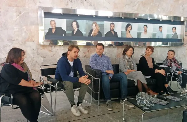 Glavno vlogo v predstavi Baron Münchhausen ima Kristijan Guček (drugi z leve), režirala jo je Yulia 
Roschina (tretja z desne), dramaturginja pa je bila Ana Kržišnik Blažica (druga z desne).   