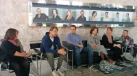 Glavno vlogo v predstavi Baron Münchhausen ima Kristijan Guček (drugi z leve), režirala jo je Yulia 
Roschina (tretja z desne), dramaturginja pa je bila Ana Kržišnik Blažica (druga z desne).   