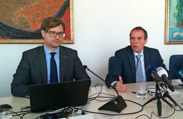  Andraž Rangus (levo) in Marjan Papež  zavračata trditve Civilne iniciative in poudarjata,  da se vse vrste dokupa 
dobe,  če so bili v roku plačani prispevki, upoštevajo pri višini pokojnine.