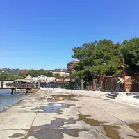 Če gostinski lokal Alaya gostom letos ne bo mogel omogočiti 
uporabe toaletnih prostorov v bližnji Taverni, bo ostal brez 
uporabnega dovoljenja in bo moral zapreti vrata. 