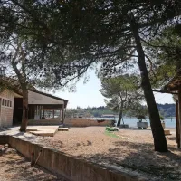 Lastnik Taverne želi  na tem mestu zgraditi manjši hotel,  obljublja 
pa, da bo še prej očistil okolico. 