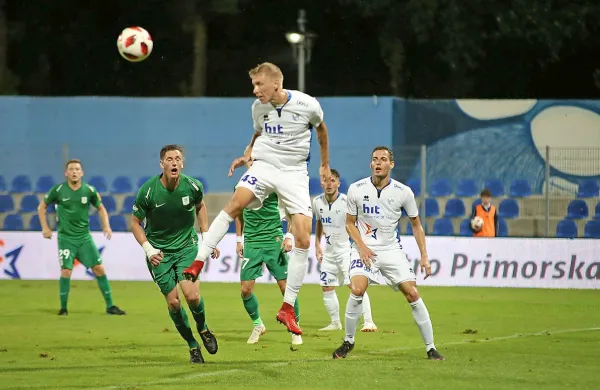 Žiga Lipušček (v skoku) je v letošnji sezoni štirikrat zatresel mrežo 
tekmecev, enkrat tudi Olimpijino.
