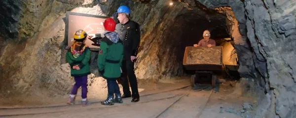 Legendarni vodnik, prej rudar Jože Pavšič, zna pritegniti vse 
obiskovalce turističnega rudnika.