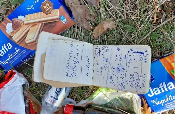 Župan Emil Rojc na opazke državnih organov, kako v občini vedo, 
da gre za nezakonita odlagališča migrantov, odgovarja tudi s 
fotografijo v gozdu odvržene beležke z zapisi v arabščini.