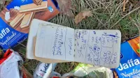 Župan Emil Rojc na opazke državnih organov, kako v občini vedo, 
da gre za nezakonita odlagališča migrantov, odgovarja tudi s 
fotografijo v gozdu odvržene beležke z zapisi v arabščini.