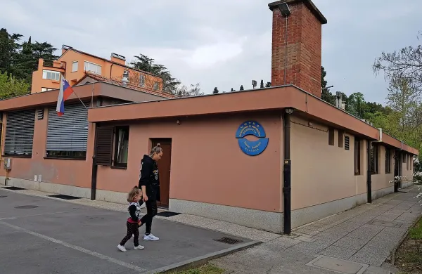 Letos poleti bodo pod okriljem energetske sanacije toplotno 
izolirali ovoj stavbe, ki so jo zgradili pred 53 leti. 