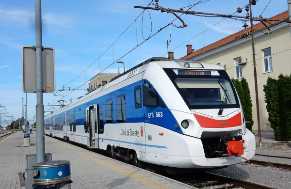 Vlak med Opčinami in Ljubljano vozi šestkrat na dan.