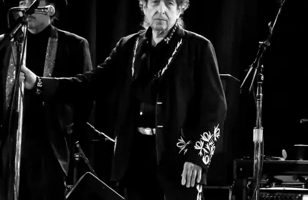 Bob Dylan ob izteku enega od lanskih koncertov - letos je fotografe gledal še grše.  