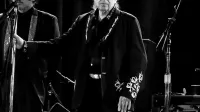 Bob Dylan ob izteku enega od lanskih koncertov - letos je fotografe gledal še grše.  