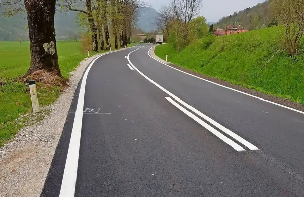 Na direkciji za infrastrukturo pojasnjujejo, da lipovega drevoreda 
pri Kobaridu zaradi kulturno- in naravovarstvenih pogojev ne 
bodo opremili z jeklenimi varnostnimi ograjami.