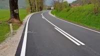 Na direkciji za infrastrukturo pojasnjujejo, da lipovega drevoreda 
pri Kobaridu zaradi kulturno- in naravovarstvenih pogojev ne 
bodo opremili z jeklenimi varnostnimi ograjami.