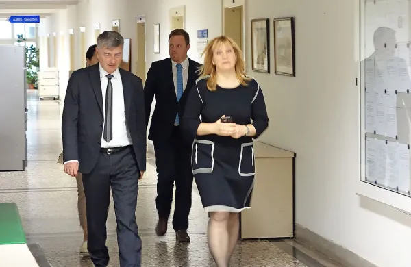 Ministra Rudija Medveda (levo)  s sodelavci je včeraj na upravni 
enoti gostila v.d. načelnice Tanja Kralj. 