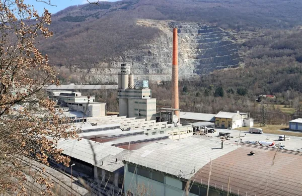 Klinker za proizvodnjo cementa v Trstu bodo proizvajali v Anhovem in s tem optimizirali zasedenost razpoložljivih kapacitet. 