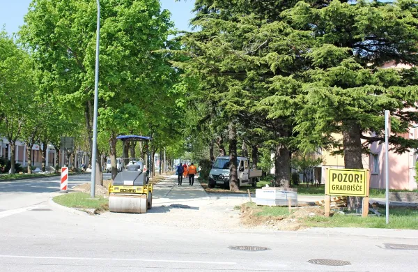Prvi sklop kolesarske poti in pešpoti  naj bi dokončali v začetku 
poletja.
