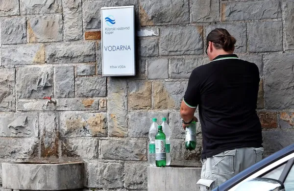 Ob vodarni v Rižani si je mogoče natočiti vodo, ki gre skozi 
postopek ultrafiltracije,  a ji še niso dodali klorovega dioksida. 