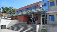 “Očitno tudi na občini med sabo zelo slabo komunicirajo in se ne 
obveščajo, ali pa se nočejo,” odgovarja predsednica sveta sežanske šole  na navedbe, izrečene na  seji občinskega sveta prejšnji 
teden, da  občina ni vedela za razpis za ravnatelja.