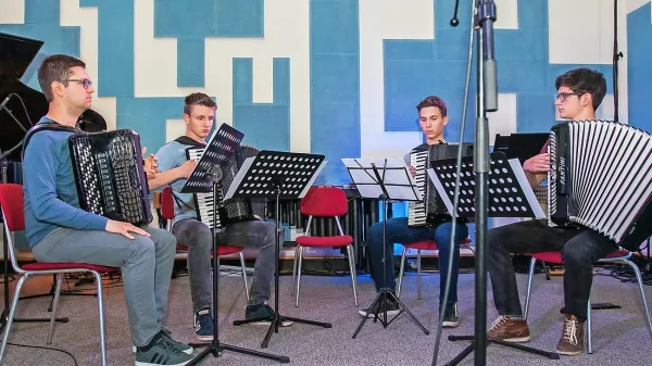 Minuli četrtek je  studio Hendrix na Radiu Koper obiskal   Kvartet 
harmonik Glasbene šole Idrija, gost oddaje Klasično, mladostno ... 
in živo! 