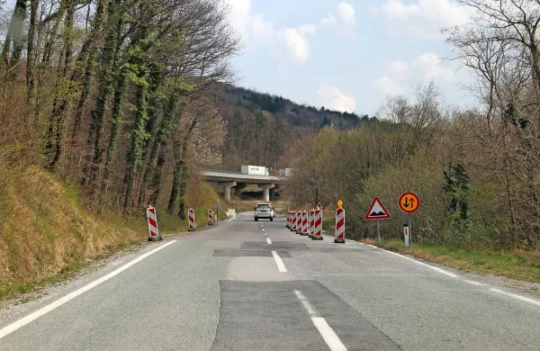 Stara cesta čez Rebrnice še čaka na nadaljevanje obnove, saj 
direkcija še ni odkupila vseh zemljišč zanjo. 