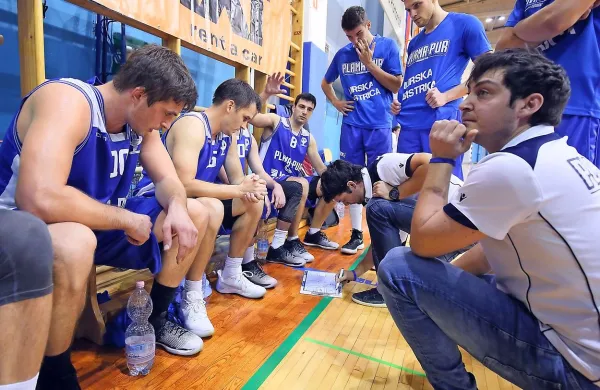 Košarkarjev Plame pur vsaj eno sezono ne bo več med drugoligaši, z njimi pa še naprej ostaja trener Rok Dežman 
(desno) in tudi steber ekipe Anže Srebovt (prvi z leve).