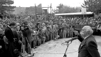 1. maja leta 1989 je bil slavnostni govornik na Socerbu Janez 
Stanovnik, tedanji  predsednik predsedstva SR Slovenije. 100 let 
pred tem so se dogovorili, da bo 1. maj mednarodni praznik 
dela.     