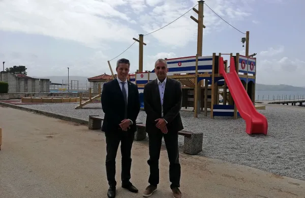Aleš Semeja, direktor Adrie Ankaran (levo) in ankaranski župan 
Gregor Strmčnik ob prenovljenem igralu na plaži. 
