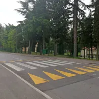 Pri prehodu za pešce na Jadranski cesti bodo porušili del ograje 
ter krajanom omogočili neposredni dostop do morja. 