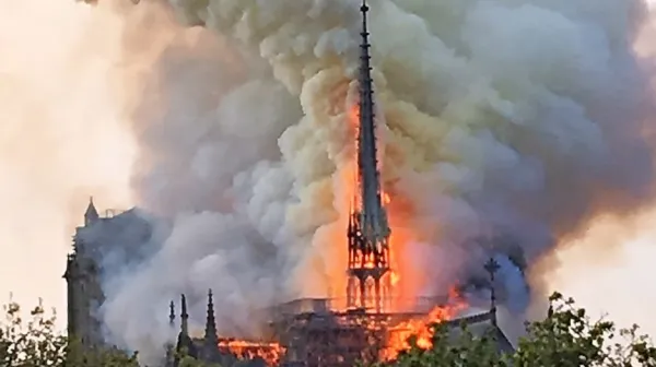 V ponedeljek, 15. aprila 2019, je ob 18.43 izbruhnil silovit požar v ostrešju notredamske cerkve Parizu.