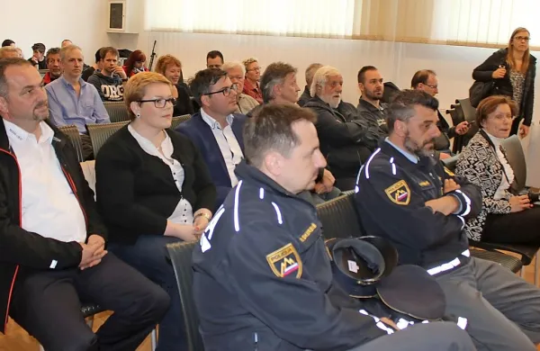 Srečanje vodstva ministrstva in policije s predstavniki občine, krajanov in civilne iniciative je potekalo mirno, a pogled obeh stani na 
problematiko ostaja različen.