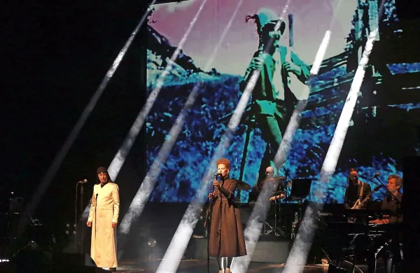 Po umirjenem, melodičnem in pop začetku so Laibach v drugi 
polovici koncerta z instrumentalnim stampedom zaružili v industrial temelje. 