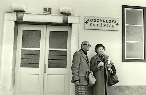 Karmela Kosovel je seznanila brata  Srečka s  slikarjem Avgustom 
Černigojem. Ko  je kasneje, že poročena, prihajala na počitnice na 
Kras,  je bila stična točka med Černigojem in Karmelo ravnateljica 
Kosovelove knjižnice Lučka Čehovin.   