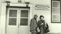 Karmela Kosovel je seznanila brata  Srečka s  slikarjem Avgustom 
Černigojem. Ko  je kasneje, že poročena, prihajala na počitnice na 
Kras,  je bila stična točka med Černigojem in Karmelo ravnateljica 
Kosovelove knjižnice Lučka Čehovin.   