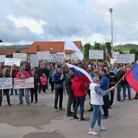 Na včerajšnjem shodu na igrišču pred gasilskim domom se je po 
ocenah policije zbralo približno 300 ljudi, številka pa je potem, ko 
so se s transparenti sprehodili po vasi, še narasla.