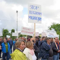Med zahtevami protestnikov je tudi, da občanom dovoli izraziti 
voljo na referendumu.