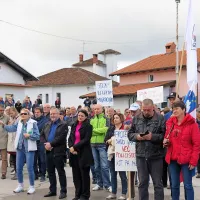  Čeprav prihaja župan Emil Rojc iz vrst Socialnih demokratov, 
njegovih vidnih strankarskih kolegov v Jelšanah nismo videli. So 
se pa protesta udeležili Bernard Brščič in Norma Korošec iz stranke  
Domovinska liga, ki kandidirata za Evropski parlament,  člani 
gibanja Zedinjena Slovenija z Anico Bider, ki je prav tako kandidatka za evropsko poslanko, in Branko Grims iz vrst SDS.