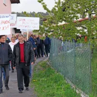 Predsednik civilne iniciative in krajevne skupnosti Ivan Cegnar na 
čelu protestnikov.