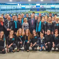 Pevke in pevci cerkvenega mešanega zbora Zvon iz Ilirske Bistrice 
pred dvorano evropskega parlamenta z evro poslancem Lojzetom 
Peterletom. 