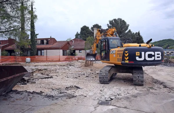 Po prvomajskih praznikih bodo delavci nadaljevali z rušenjem starega zdravstvenega doma v Luciji. 