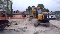 Po prvomajskih praznikih bodo delavci nadaljevali z rušenjem starega zdravstvenega doma v Luciji. 