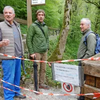 Janko Humar, projektant varovalnih mrež Tomaž Balut in geolog 
Jože Janež (z leve) pri zaprtem glavnem vstopu v korita.  