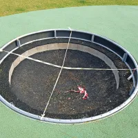  Nekateri objestni najstniki so za zabavo  s trampolinov odstranjevali vzmeti. 