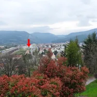 Zorni kot 24mm  s Kapele Kostanjevica na Novo Gorico; puščica  označuje 
gostinski lokal v trgovskem kompleksu Supernova.

