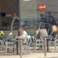 Izrez iz polnega, 125-krat približanega posnetka. Osebam  smo 
zameglili obraze zaradi njihove zasebnosti, saj nikakor niso mogli 
vedeti, da jih fotografiramo z razdalje enega kilometra!