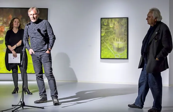 Slikar Aleksij Kobal v novogoriški galeriji razstavlja svoja najnovejša dela, ki jih je na odprtju predstavil pesnik in filozof Andrej 
Medved (desno).