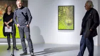 Slikar Aleksij Kobal v novogoriški galeriji razstavlja svoja najnovejša dela, ki jih je na odprtju predstavil pesnik in filozof Andrej 
Medved (desno).