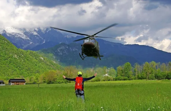Madžarskega padalca so v sredo s helikopterjem odpeljali v 
jeseniško bolnišnico. 