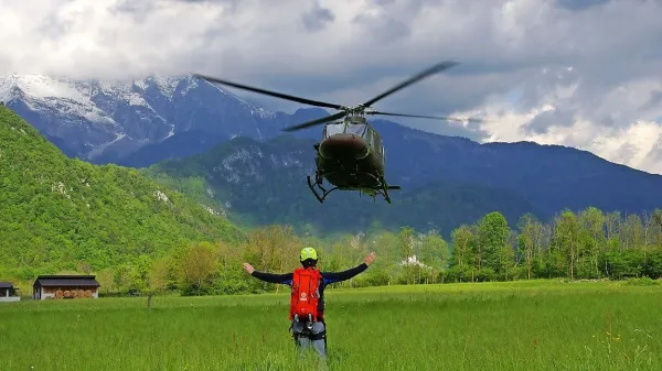 Madžarskega padalca so v sredo s helikopterjem odpeljali v 
jeseniško bolnišnico. 